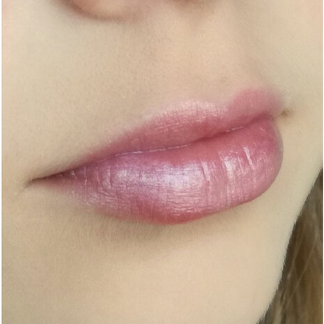 Minerale Lipgloss Kiss sustoilable vegan nude tot licht roze